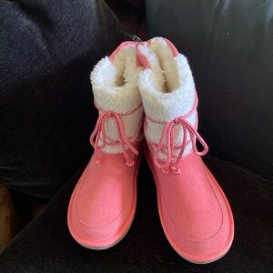 New UGG KOOLABURRA Girls winter boots in pink size 2